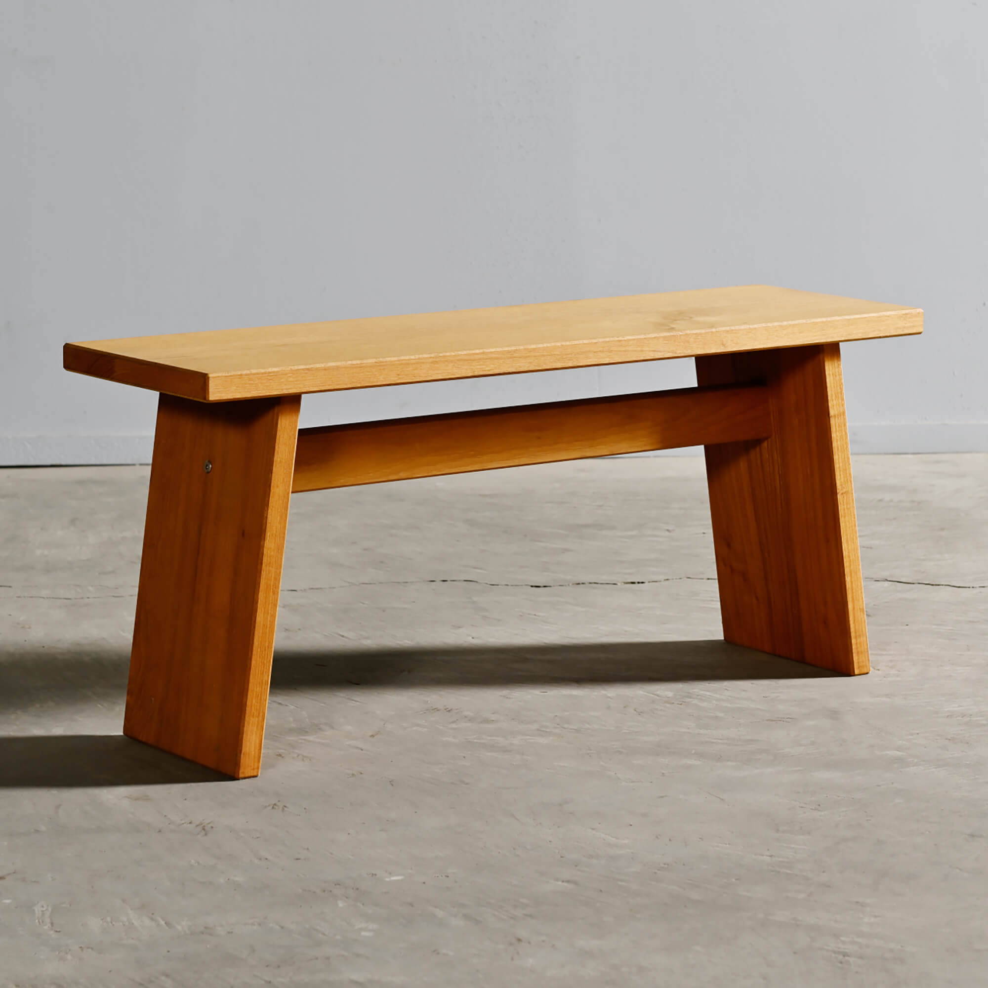 スツール／面材脚