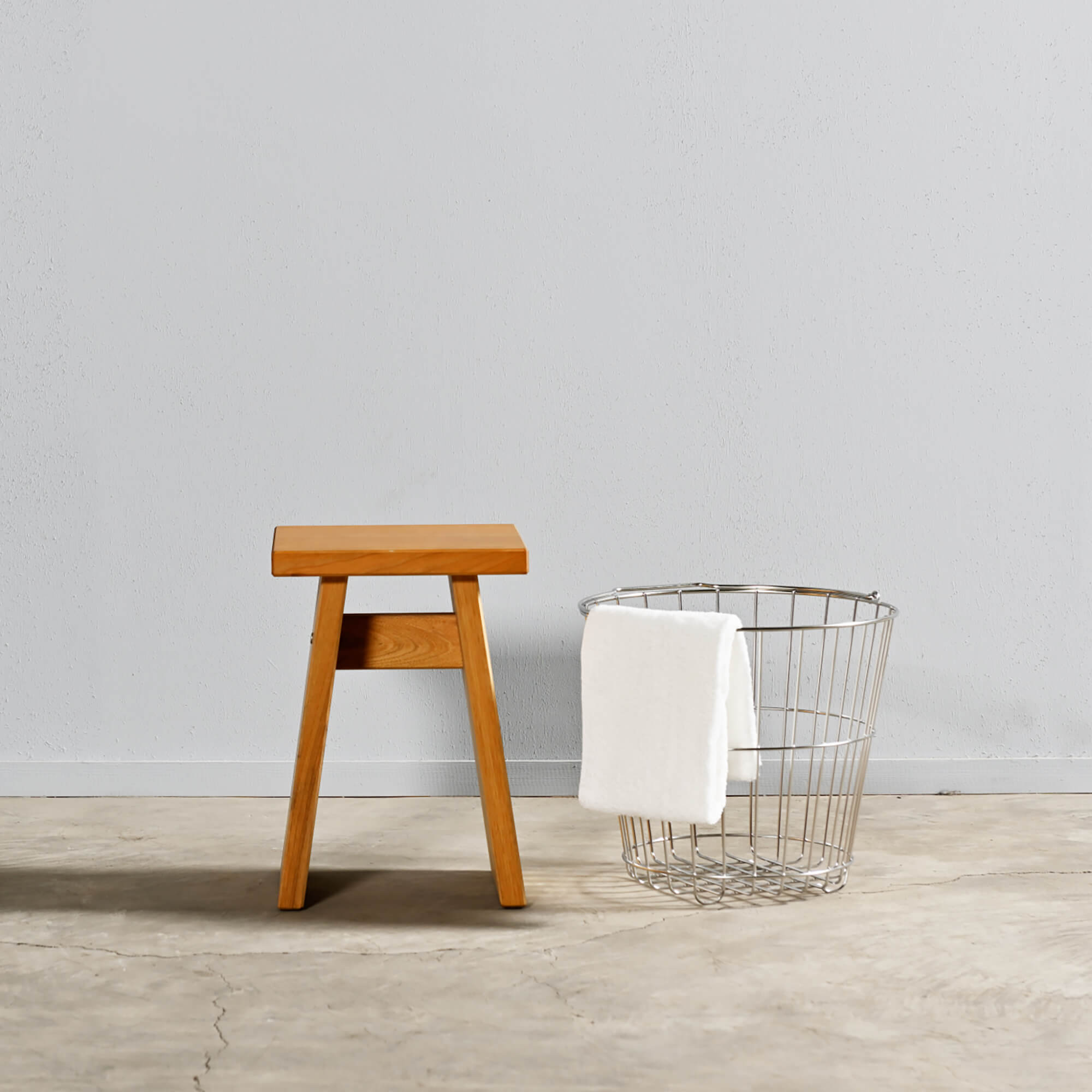 スツール／面材脚