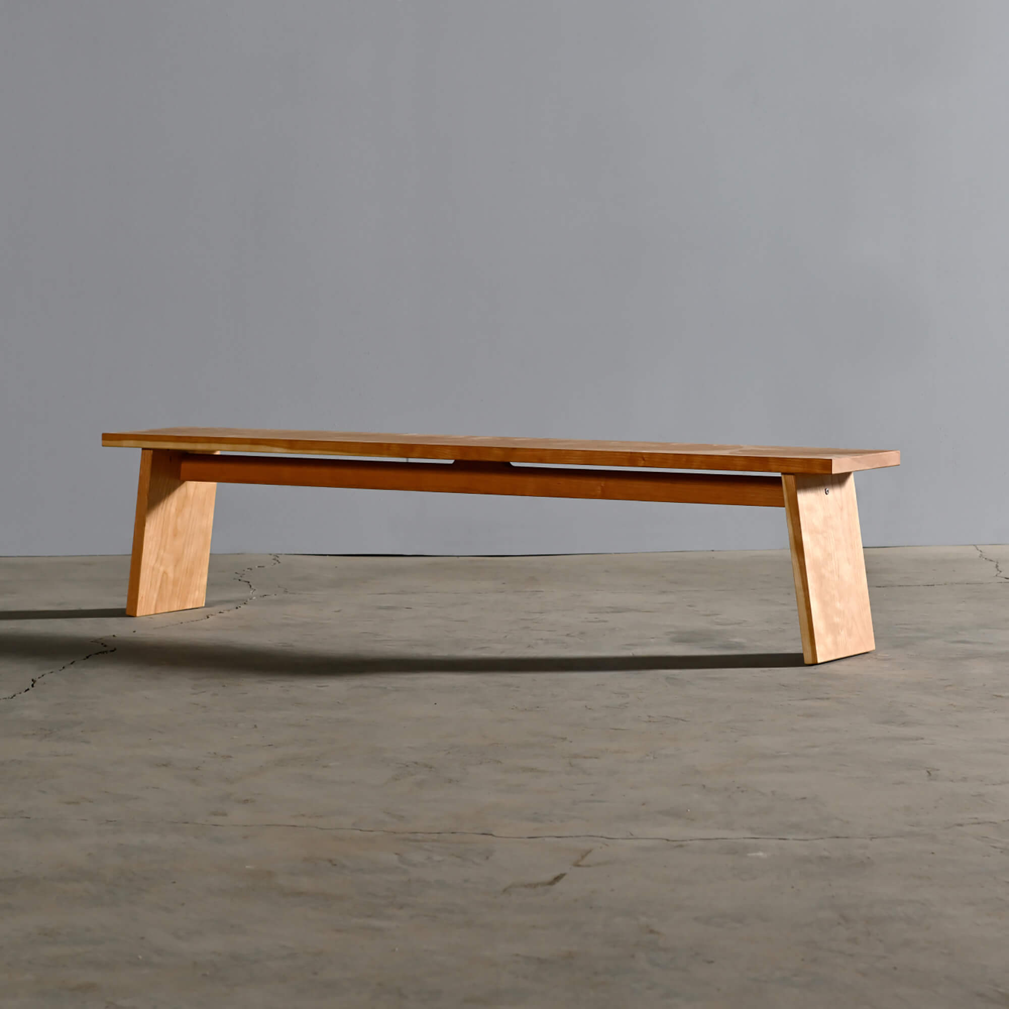 ベンチ／面材脚