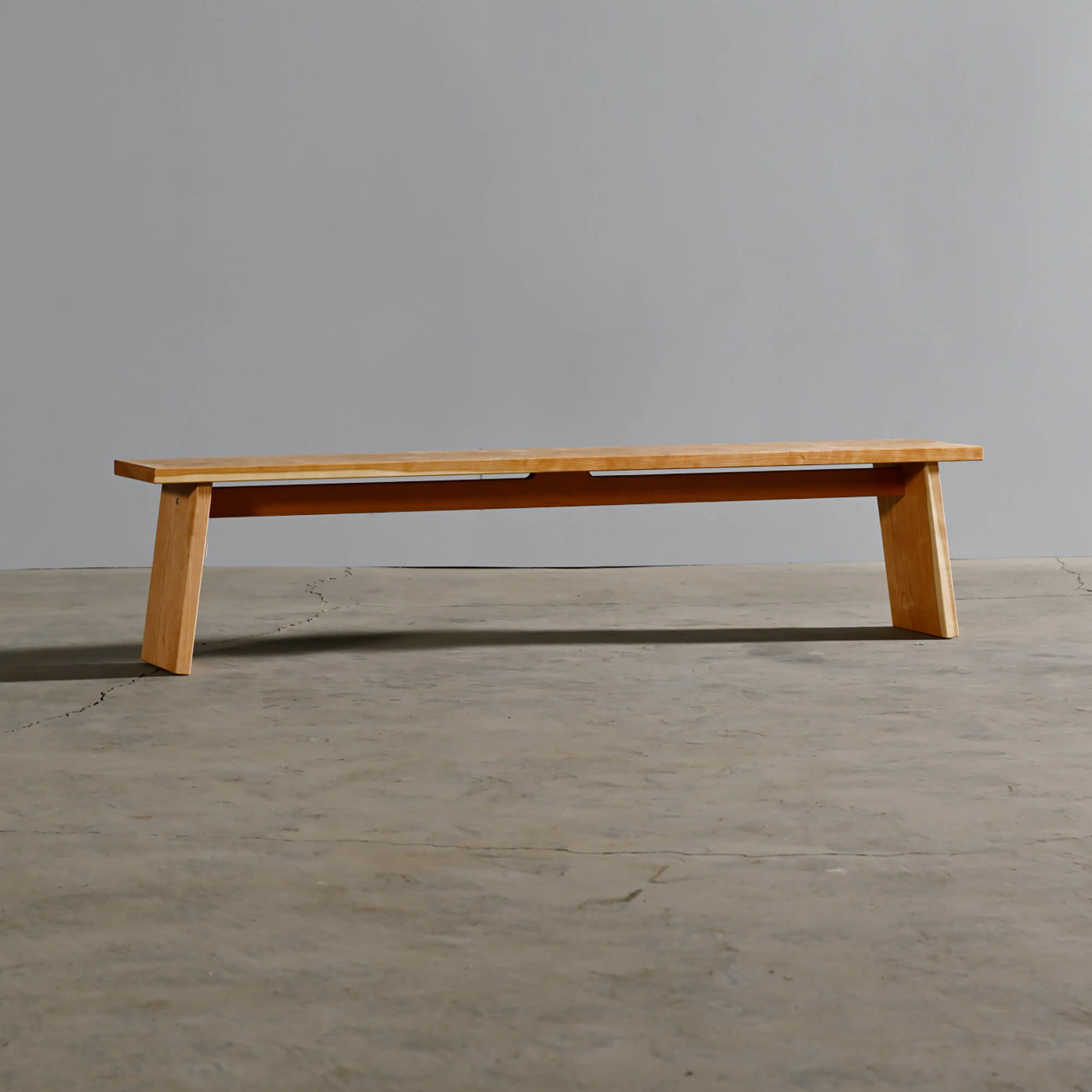 ベンチ／面材脚