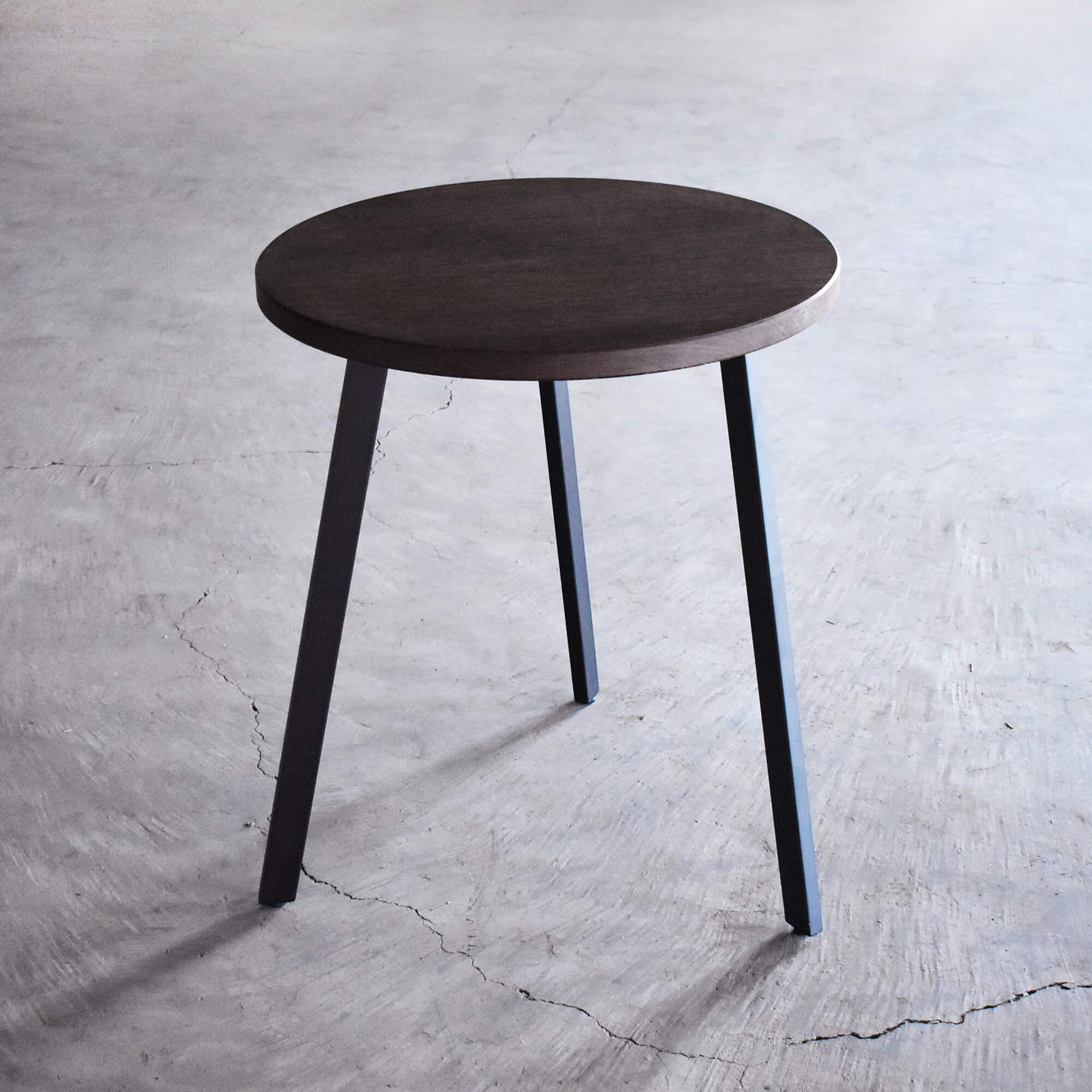 カフェテーブル／三本鉄脚