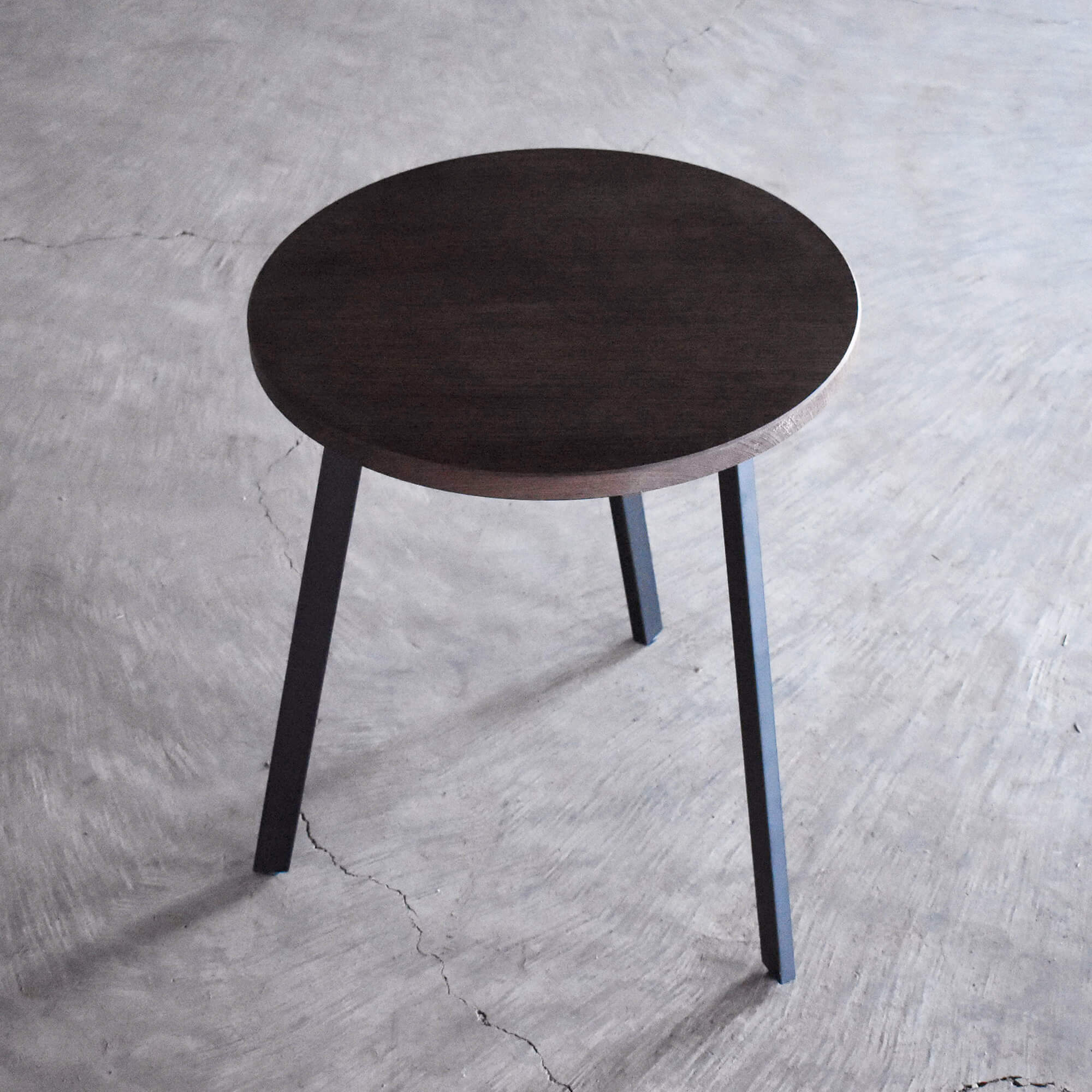 カフェテーブル／三本鉄脚