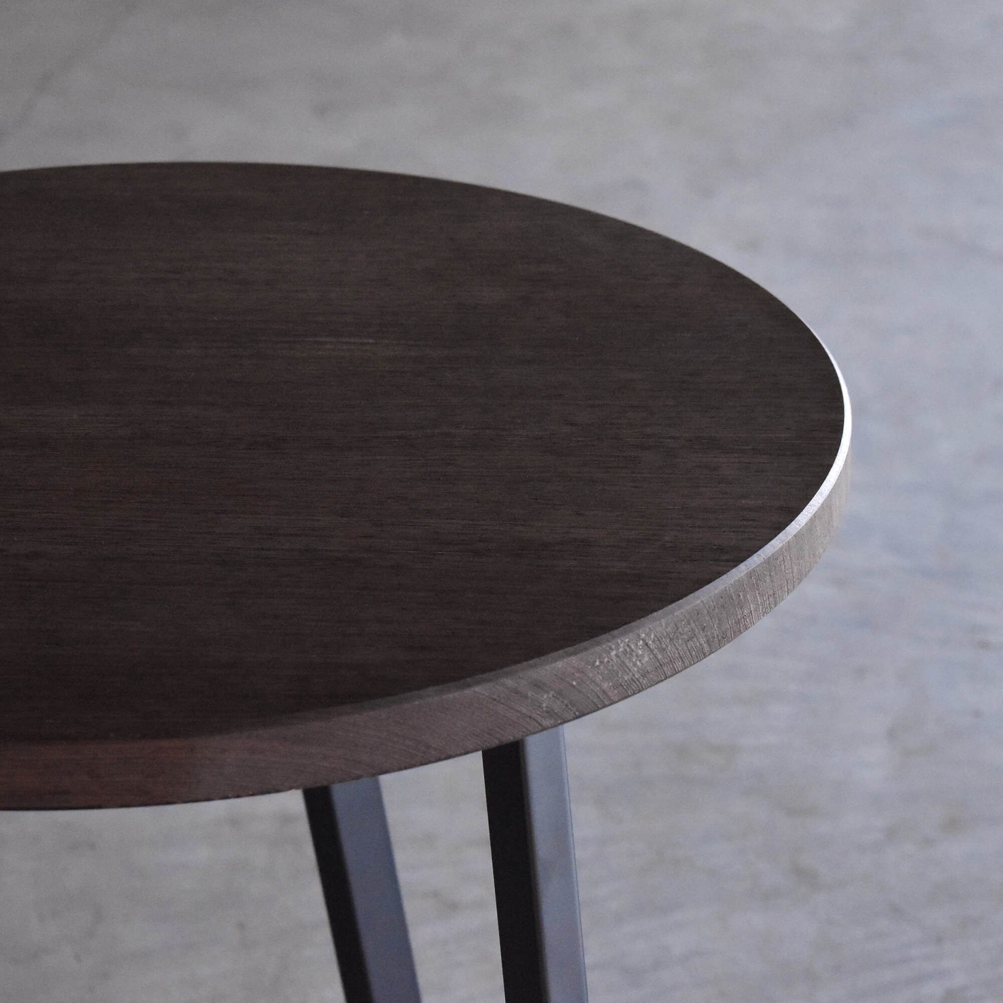 カフェテーブル／三本鉄脚