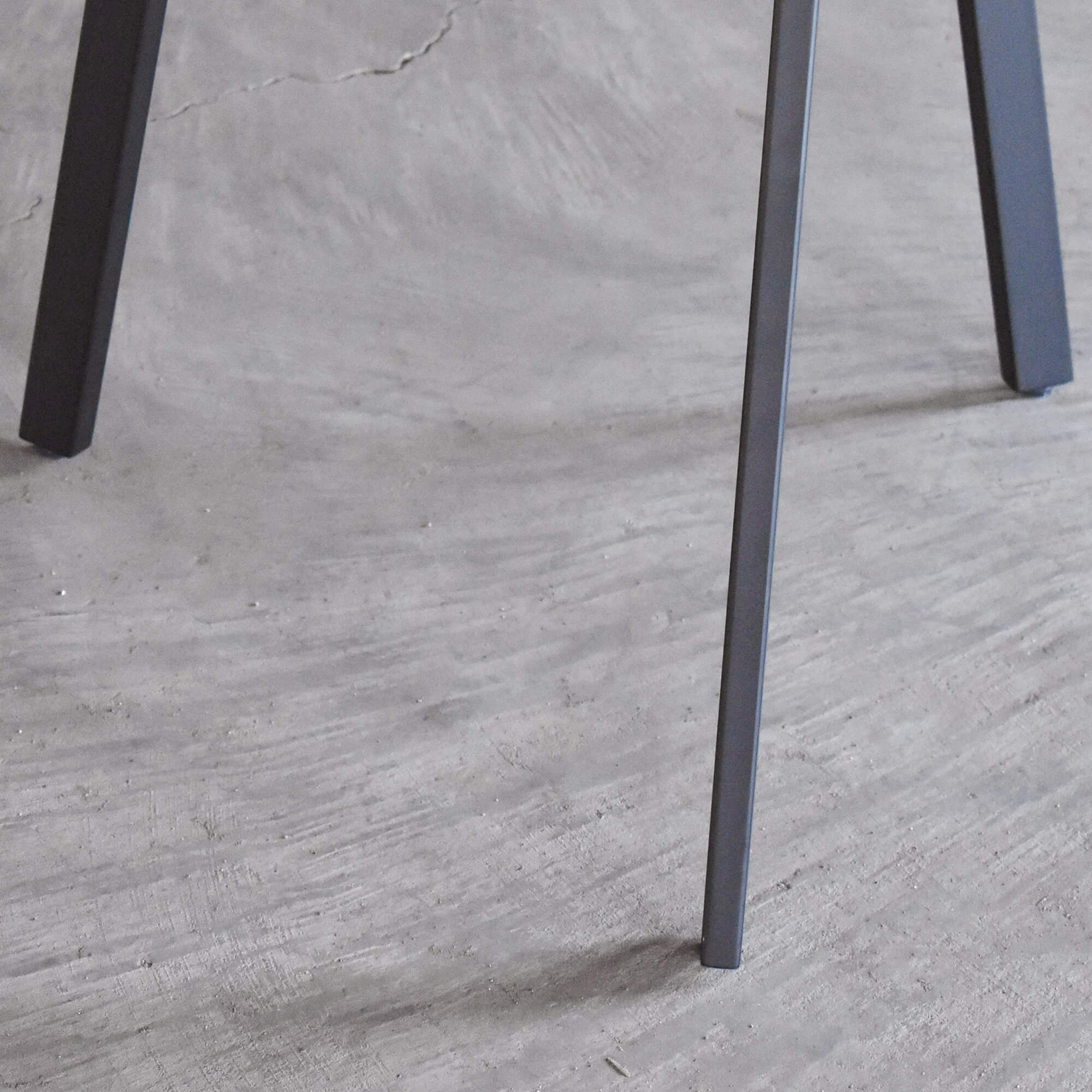 カフェテーブル／三本鉄脚