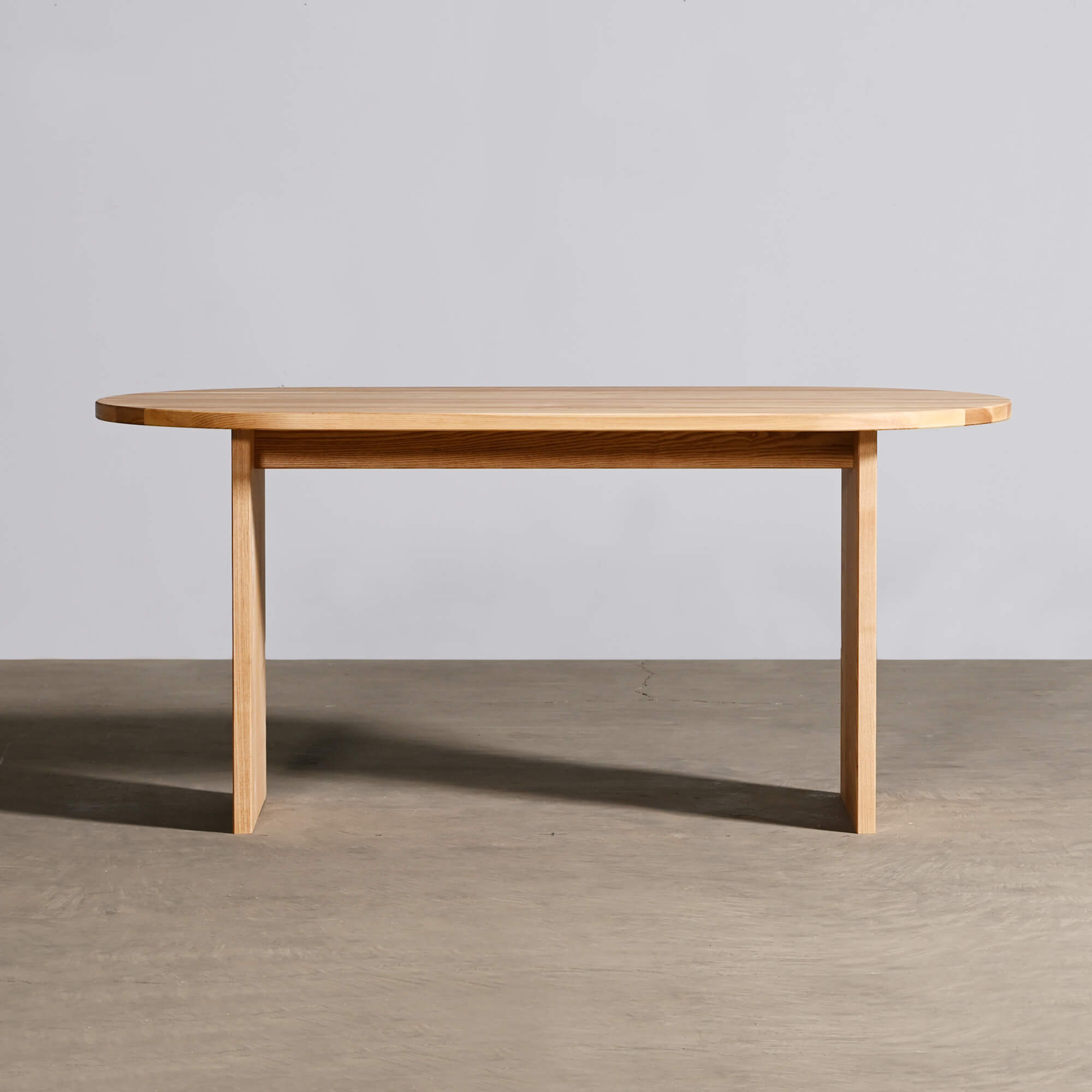 長円形テーブル／面材脚