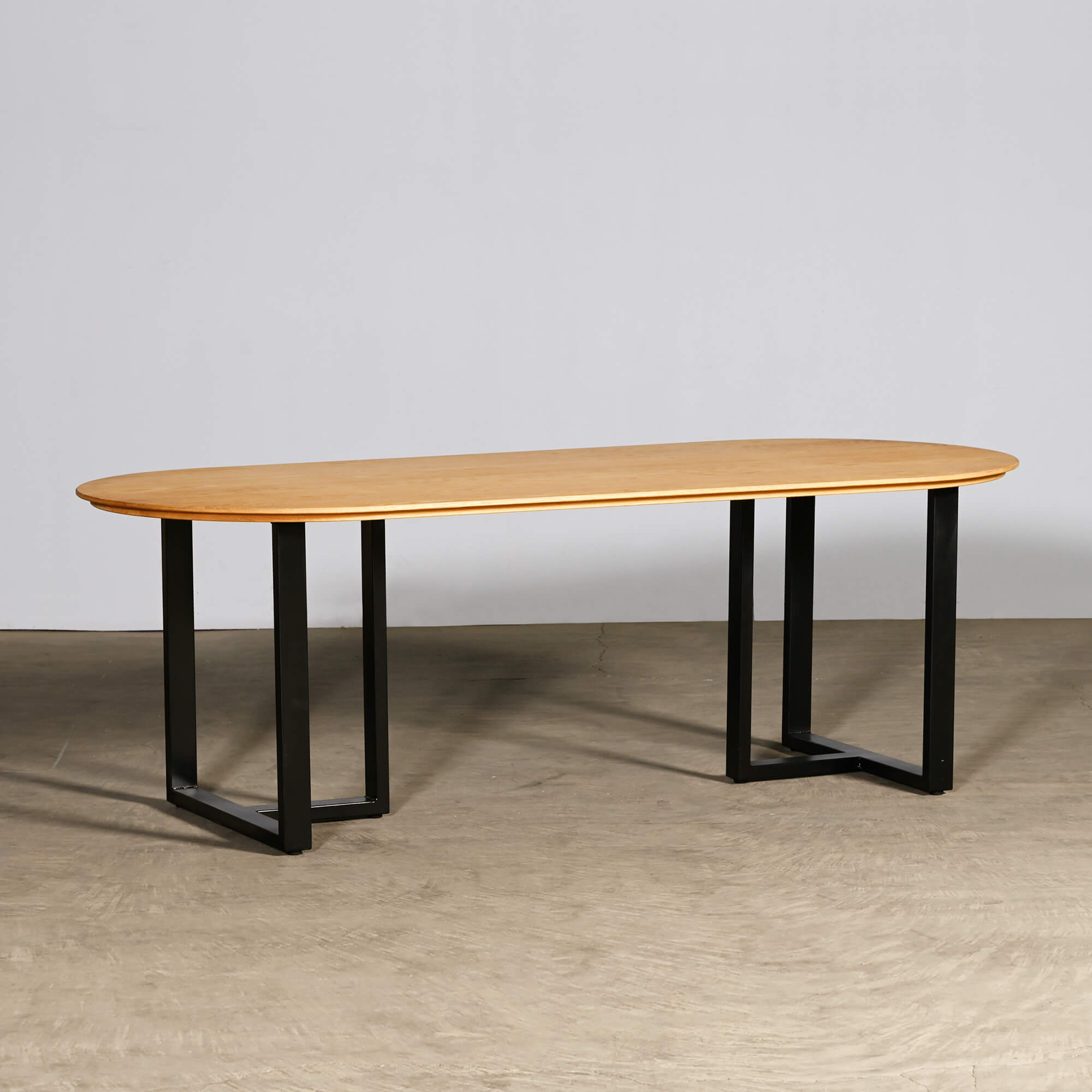 長円形テーブル／T型鉄脚