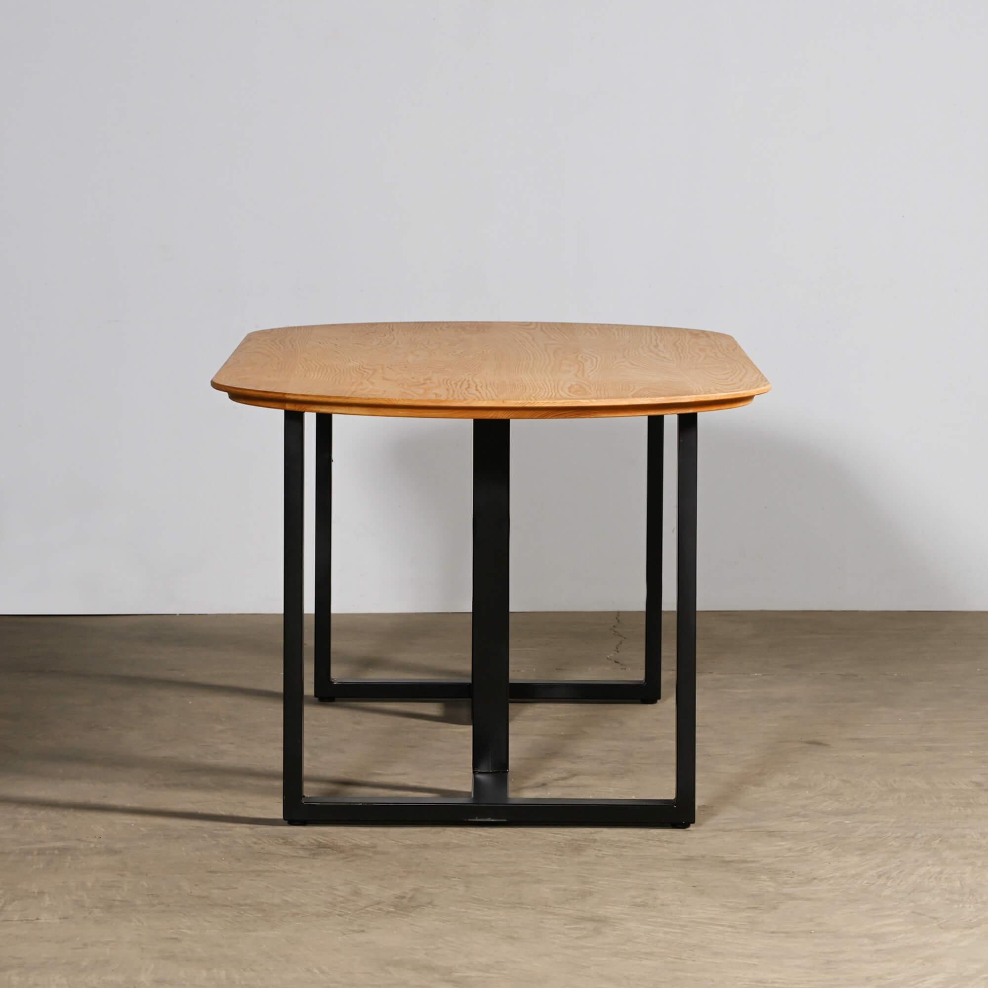 長円形テーブル／T型鉄脚