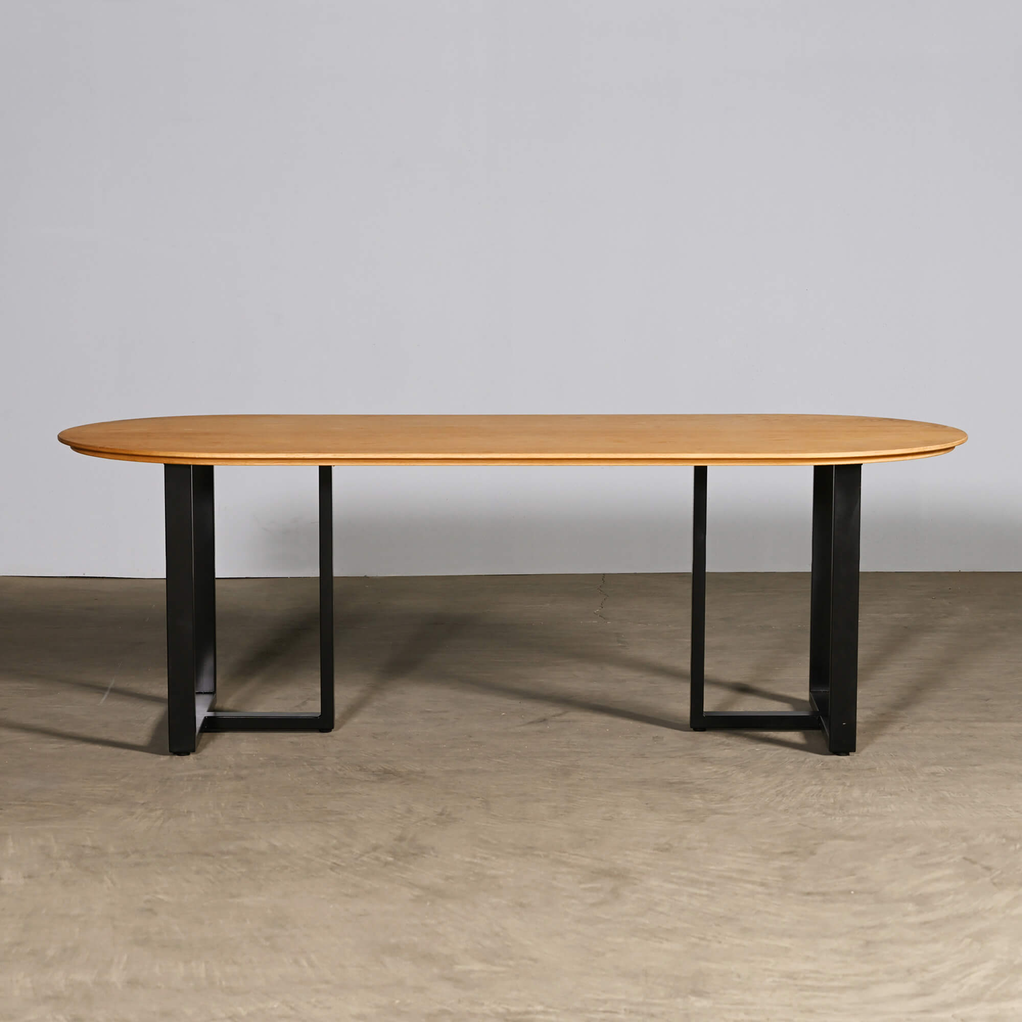 長円形テーブル／T型鉄脚